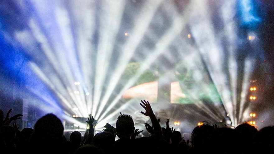 Klub malam dengan pengunjung yang sedang berpesta. (Euronews). - Image