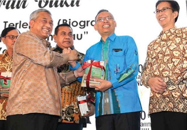 TERUS BERKARYA: Mantan Menteri Pendidikan dan Kebudayaan, Muhammad Nuh (kiri) memberikan buku karyanya kepada rektor Unair Prof. M. Nasih (dua kanan) di Hotel Novotel Samator, Jalan Kedung Baruk, Surabaya, Minggu (23/6/2019). Acara tersebut merupakan mila - Image