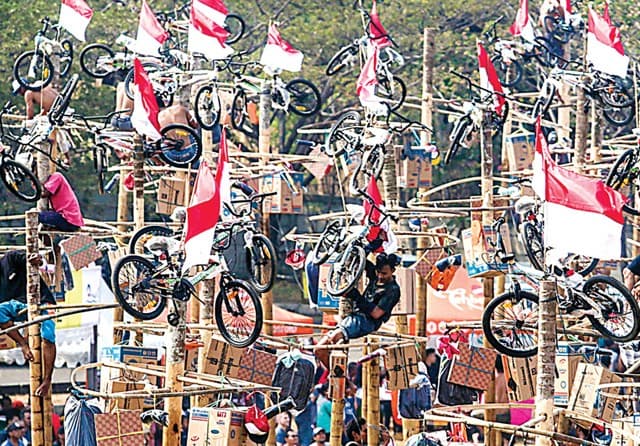 Peserta Panjat Pinang HUT RI di Deli Serdang Tewas Sesak Napas Tertimpa Rekannya - Image