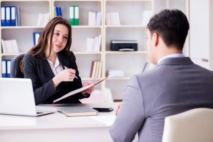 ilustrasi seseorang menghadapi wawancara kerja - Image