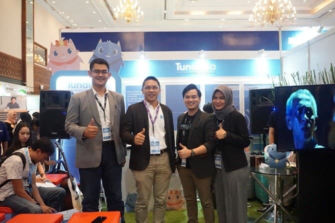 CEO TunaiKita sekaligus Kepala Humas AFPI, Tumbur Pardede (kedua dari kiri), bersama Tim TunaiKita (dok tunaikita) - Image