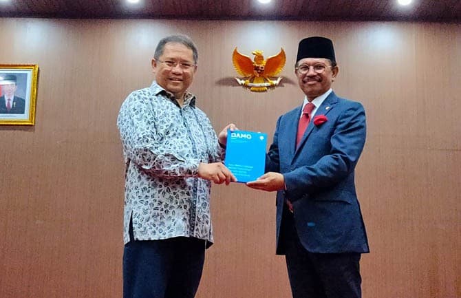 Sertijab Johnny Gerrard Plate sebagai Menkominfo periode 2019-2024 (kanan) bersama Menkominfo Rudiantara periode 2014-2019. (Rian Alfianto/JawaPos.com) - Image