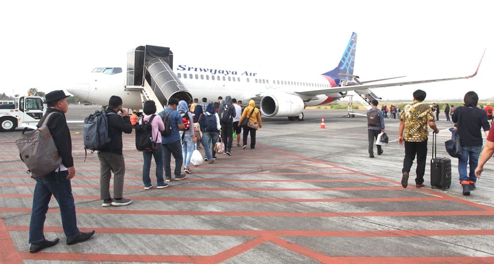 TANTANGAN BERAT: Penumpang siap naik pesawat Sriwijaya Air SJ249 penerbangan dari Malang ke Jakarta di Bandara Abdulrachman Saleh, Malang, Jumat (27/9). (Muhamad Ali/Jawa Pos) - Image