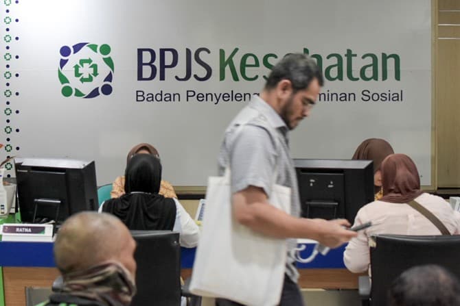 Petugas melayani warga di kantor BPJS Kesehatan di kawasan Matraman, Jakarta, Selasa (12/11/2019).  (Dery Ridwansah/JawaPos.com) - Image
