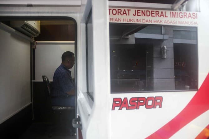 Petugas imigrasi melayani pemohon, calon pembuat passport saat pelayanan passport keliling di Plaza Semanggi, Jakarta, Selasa (19/11/2019). Imigrasi Jakarta Pusat Gelar Layanan Paspor Keliling. Kantor imigrasi kelas 1 Jakarta Pusat menggelar pelayanan pas - Image