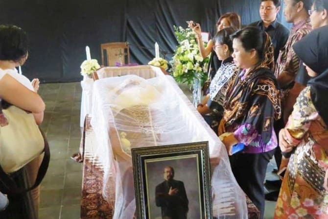 PERTEMUAN TERAKHIR: Pelayat memberikan doa terbaik untuk Djaduk Ferianto. (DWI AGUS/RADAR JOGJA) - Image
