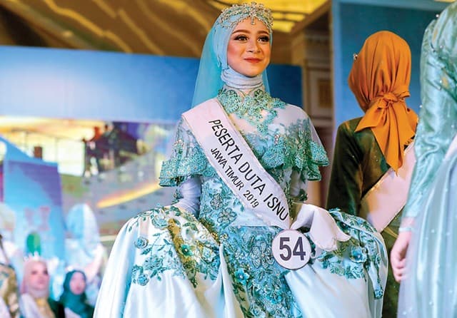 AMBASSADOR: Tsuroyya Adibah saat tampil di grand final Pemilihan Duta ISNU Jatim di Grand City Mall tadi malam. (Dipta Wahyu/Jawa Pos) - Image