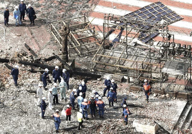 JEJAK PERADABAN: Para penyidik mengamati sisa-sisa kebakaran Kastil Shuri di Okinawa, Jepang, kemarin. (Kyodo News via AP) - Image