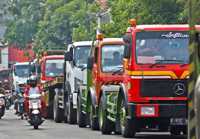 SAMPAI KAPAN?: Truk trailer mengantre solar di SPBU Jalan Ikan Dorang, Surabaya, Jumat (15/11). (Ahmad Khusaini/Jawa Pos) - Image