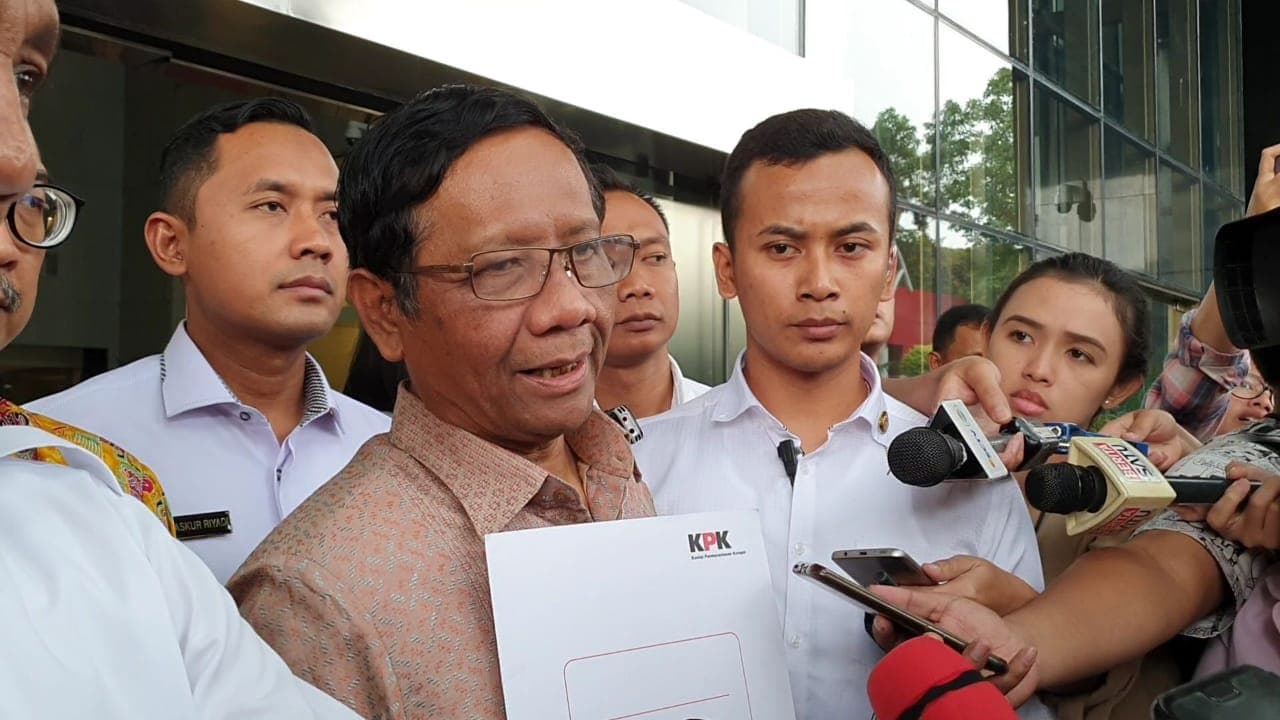 Menteri Koordinator Bidang Politik, Hukum dan Keamanan (Menko Polhukam) Mahfud MD di gedung merah putih KPK, Jalan Kuningan Persada, Jakarta Selatan, Senin (2/12). (Muhammad Ridwan/ JawaPos.com) - Image