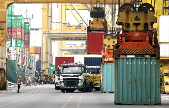 Aktivitas bongkar muat petik kemas di Terminal Petikemas Surabaya (TPS) di Surabaya. Bank Indonesia (BI) dan Direktorat Jenderal Bea dan Cukai meningkatkan kepatuhan pengusaha melalui implementasi Sistem Informasi Monitoring Devisa terIntegrasi Seketika ( - Image