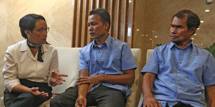 DUA ABK: Menlu Retno Marsudi bersama sandera Abu Sayyaf yang dibebaskan, Maharudin Lunani (kanan) Samiun Maneu di Kemenlu, Kamis (26/12). (HARITSAH ALMUDATSIR/JAWA POS) - Image
