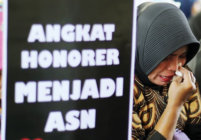 BELUM ASN: Guru honorer berdemo agar segera diangkat menjadi PNS di Surabaya. (Dite Surendra/Jawa Pos) - Image