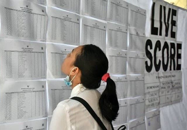 LIVE SCORE: Salah seorang peserta CAT melihat live score tes CPNS di Kantor Badan Pengembangn Sumber Daya Manusia (BPSDM) Bali, Selasa (4/2). (DIAN SURYANTINI/BALI EXPRESS/JPG) - Image