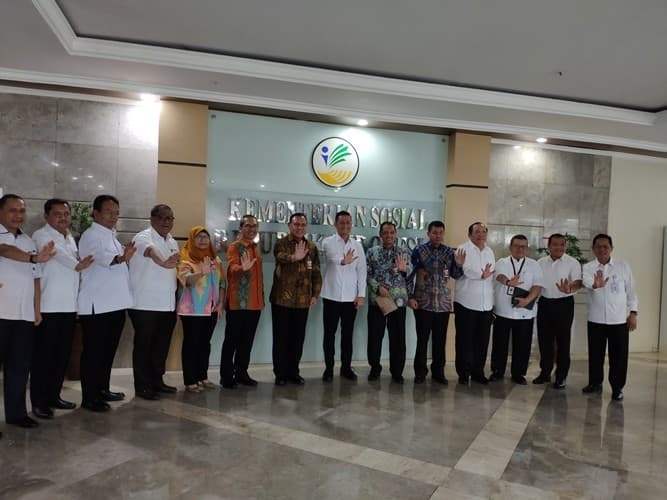 Ketua KPK Firli Bahuri bersama jajaran Kementerian Sosial. (mia/ Jawa Pos) - Image