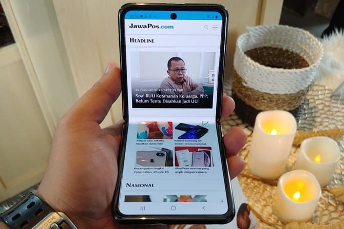 Handset Samsung Galaxy Z Flip. (RianAlfianto/JawaPos.com). - Image