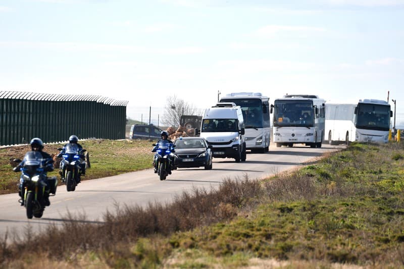 KONVOI: Warga Prancis yang baru dievakuasi dari Wuhan dikawal menuju lokasi karantina di Istres-Le Tube Air Base, Prancis Selatan, Jumat (31/1). (PASCAL GUYOT/AFP) - Image