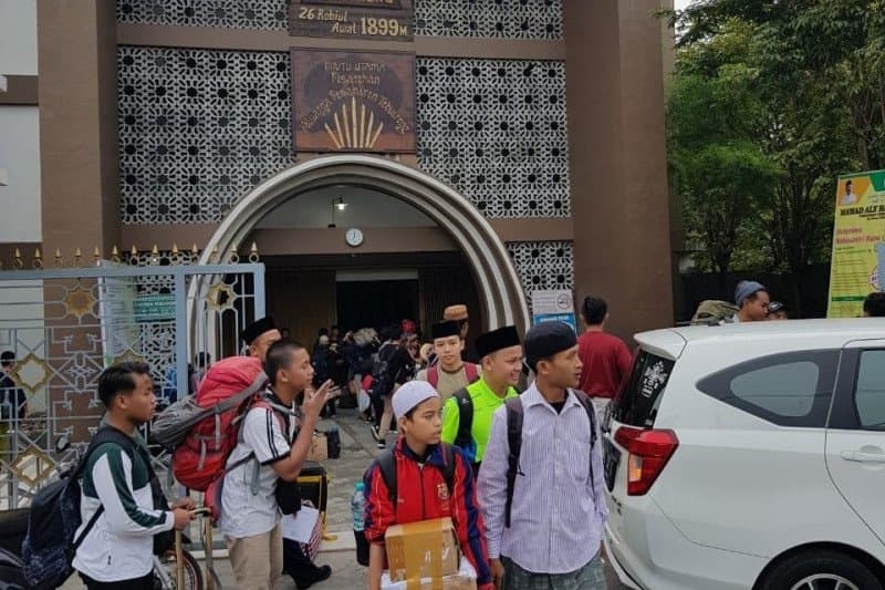 Santri Pondok Pesantren Tebuireng di Kabupaten Jombang, Jawa Timur, bersiap pulang ke daerah asal pada Jumat (27/3). Pesantren Tebuireng/Antara - Image