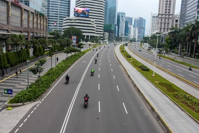 Suasana lalu lintas tampak lengang di kawasan jalan sudirman, Jakarta, Senin (23/3). Hingga hari ini sudah ada 1.512 perusahaan dengan jumlah tenaga kerja sebanyak 517.743 orang, yang telah melakukan langkah pencegahan Covid-19 sekaligus mengizinkan karya - Image