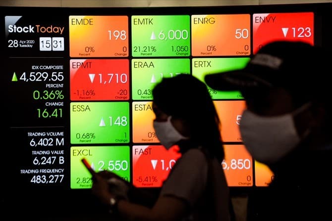 Layar yang menampilkan informasi pergerakan saham di gedung Bursa Efek Indonesia, Jakarta, Senin (27/4/2020). Indeks Harga Saham Gabungan (IHSG) pada perdagangan Senin sore ditutup positif dengan menguat 17 poin atau 0,38 persen ke level 4.513. Foto: Dery - Image
