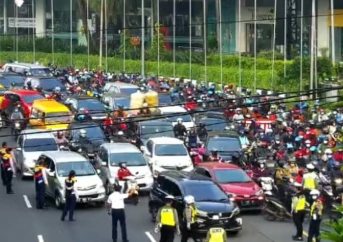 Kemacetan lalu lintas di Bunderan Waru atau perbatasan Kota Surabaya dengan Kabupaten Sidoarjo, Jawa Timur, pada hari pertama diberlakukannya PSBB pada Selasa (28/4). Dishub Surabaya/Antara - Image