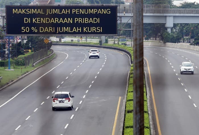Sejumlah kendaraan melintas di ruas tol Jor di kawasan Pasar Rebo, Jakarta, Minggu (12/4/2020). Direktorat Lalu Lintas Polda Metro Jaya akan menindak para pengendara kendaraan bermotor yang melanggar aturan Pembatasan Sosial Berskala Besar (PSBB) di Jakar - Image