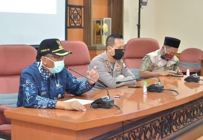 Bupati dan unsur pimpinan daerah Kabupaten gresik mengikuti rapat optimaliasasi PSBB tahap II di Ruang Graita Eka Praja, Kabupaten Gresik pada Selasa (12/5). Humas Pemkab Gresik/Antara - Image