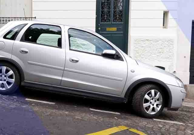 Tak Perlu Khawatir dan Panik Parkir di Tanjakan! Simak Tips Berikut Ini Supaya Posisi Mobil Benar - Image