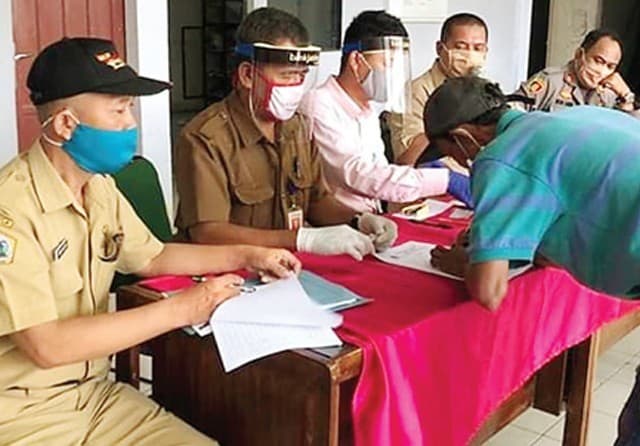 CEPAT SALURKAN: Penyerahan BLT dari dana desa di wilayah Kecamatan Cerme. (Camat Cerme for Jawa Pos) - Image