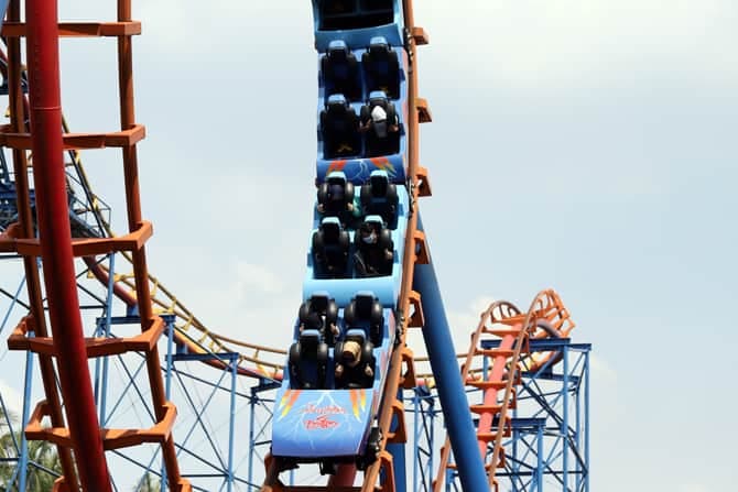 DIBUKA KEMBALI: Pengunjung mencoba wahana permainan saat berwisata di Dufan, Ancol, Jakarta, kemarin (20/6). (Dery Ridwansah/ JawaPos.com) - Image