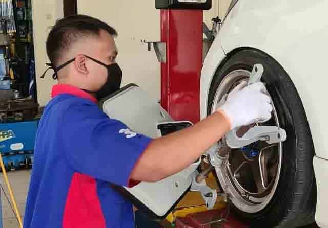 Ganti ban. (Istimewa) - Image