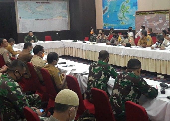 Pertemuan tim Gugus Tugas Percepatan dan Penanganan Covid-19 Kota Ternate dan Gustu Maluku Utara. Abdul Fatah/Antara - Image