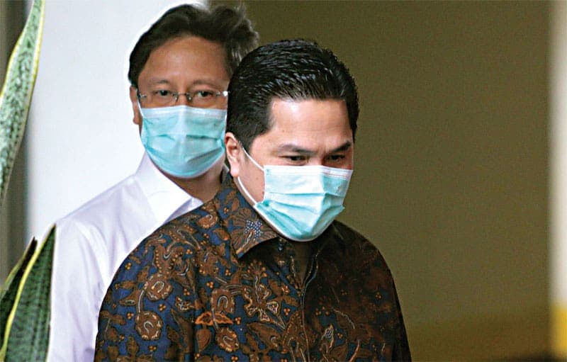 DISKUSI: Menteri BUMN Erick Thohir (kanan) dan Wakil Menteri BUMN Budi Gunadi keluar dari pintu belakang KPK, Jakarta, kemarin. (MUHAMAD ALI/JAWA POS) - Image
