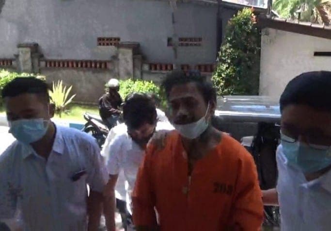 Jerinx SID tiba di Gedung Ditreskrimsus Polda Bali untuk pelimpahan tersangka kepada Kejati Bali, Kamis (27/8). Ayu Khania Pranisitha/ Antara - Image