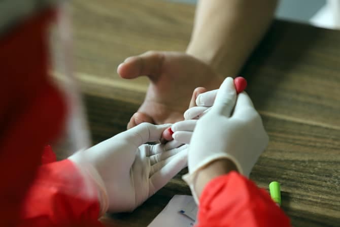 Petugas medis mengambil sampel darah karyawan tenant Mal AEON saat tes cepat (rapid test) COVID-19 di Mal AEON, Kabupaten Tangerang, Banten, Jumat (7/8/2020). Pihak Mal AEON melakukan penyemprotan cairan disinfektan dan tes cepat (rapid test) bagi karyawa - Image