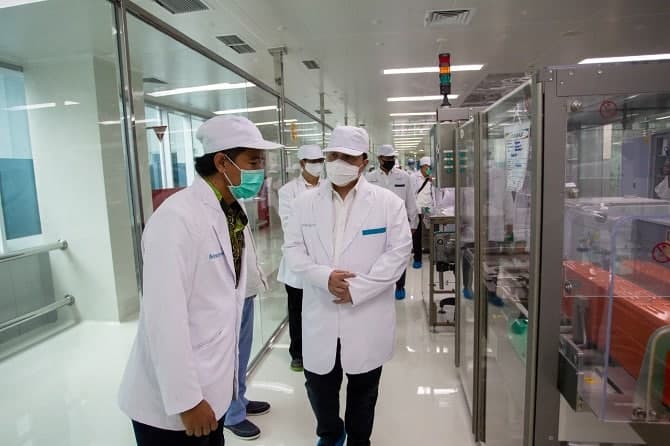 Menteri BUMN Erick Thohir saat meninjau laboratorium dan fasilitas produksi Bio Farma di Bandung, Jawa Barat, Selasa (4/8). - Image
