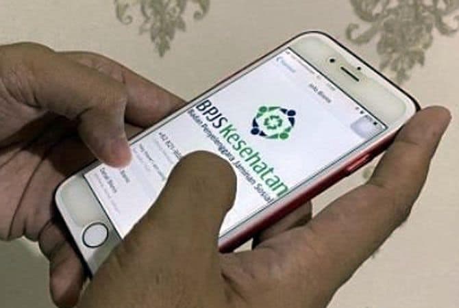 Ilustrasi peserta JKN-KIS memanfaatkan aplikasi dalam pengurusan layanan kepesertaan BPJS Kesehatan. - Image