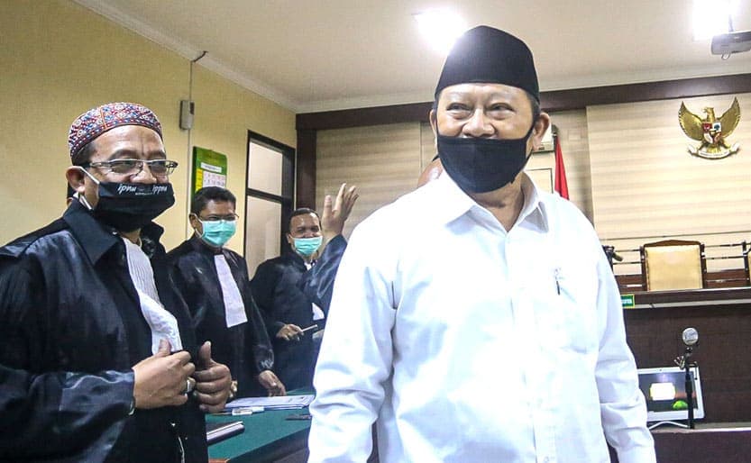 BANTAH TERIMA SUAP: Saiful Ilah menjalani sidang pembacaan putusan di Pengadilan Tipikor Surabaya, Senin (5/10). (DIMAS MAULANA/JAWA POS) - Image