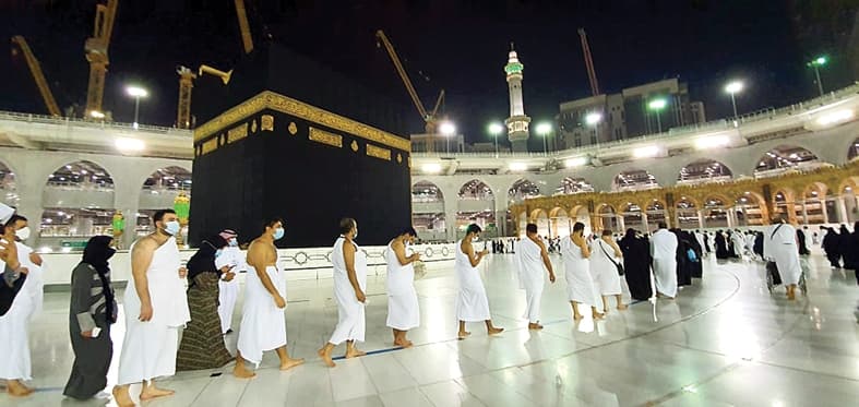 JAGA JARAK: Pelaksanaan tawaf dengan menerapkan protokol kesehatan yang ketat. Layanan visa umrah yang dibuka akhir Oktober lalu saat ini ditutup kembali. (DOKUMENTASI AMPHURRI) - Image