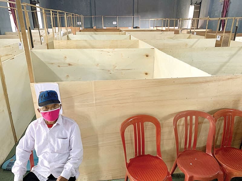 MASIH NGUTANG: Bilik-bilik yang disekat dengan tripleks di Posko Pengungsian Klakah, Boyolali. (ILHAM DWI R/JAWA POS) - Image