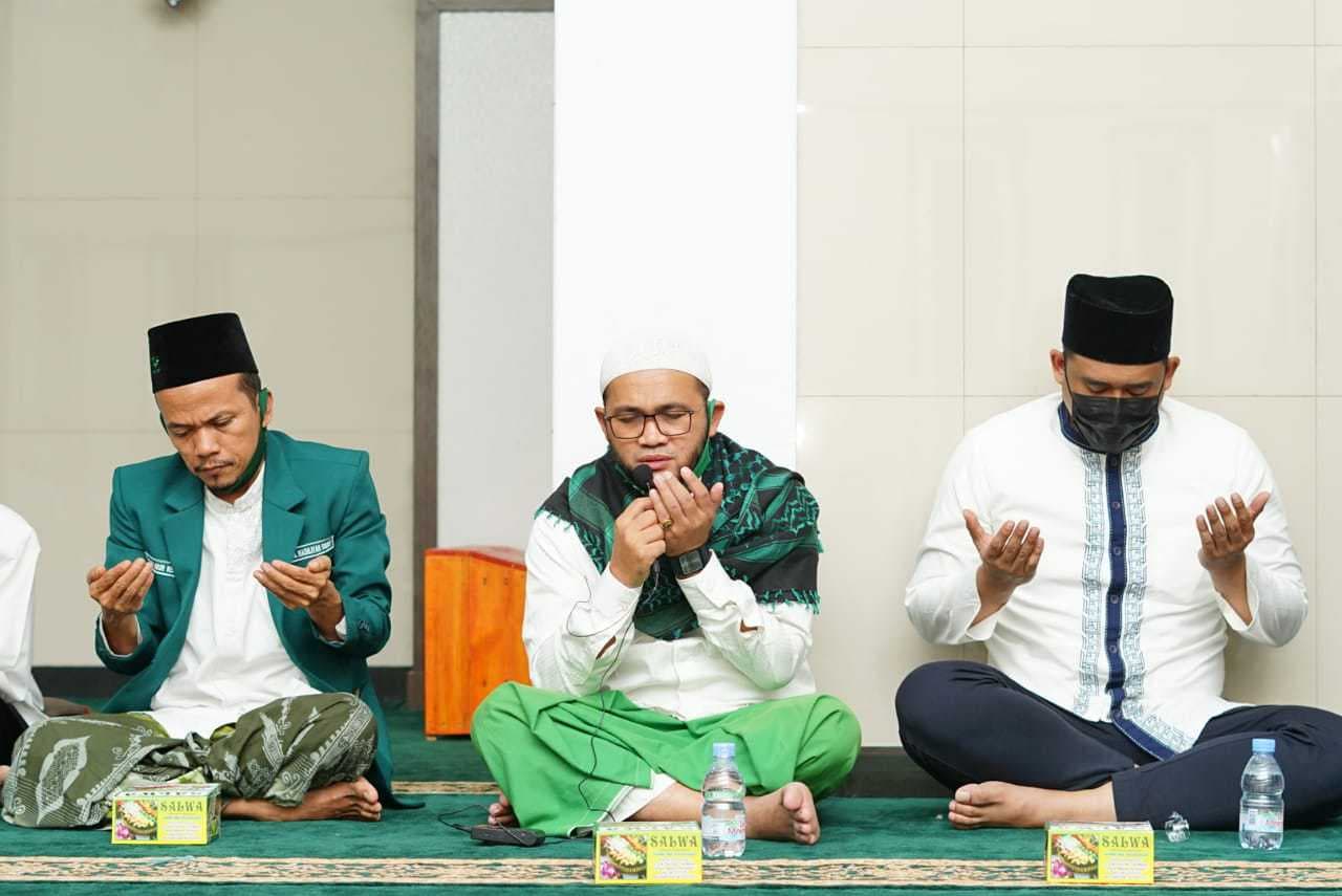 Bobby Nasution (kanan) saat menghadiri malam munajat dan tasyakuran ulang tahun ke-90 Aljam - Image