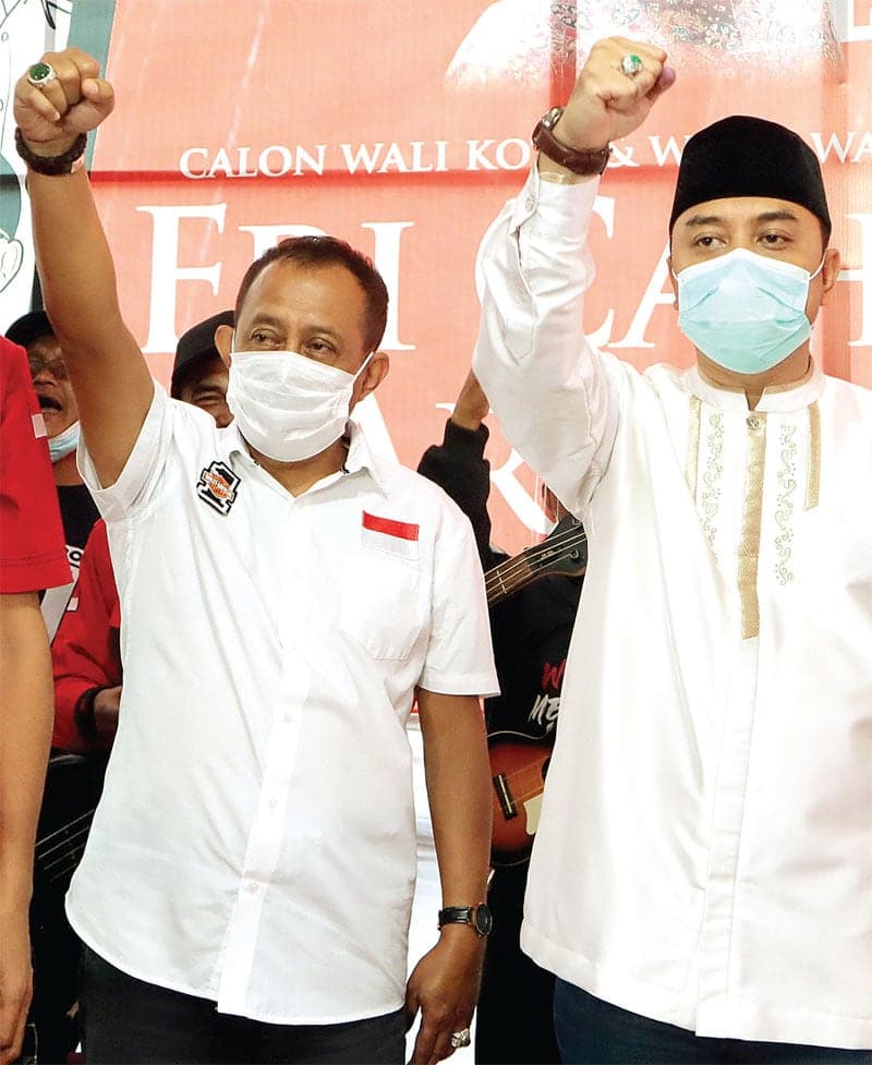 PEMENANG VERSI QUICK COUNT: Eri Cahyadi dan Armudji di kantor DPC PDIP Surabaya.(FRIZAL/JAWA POS) - Image