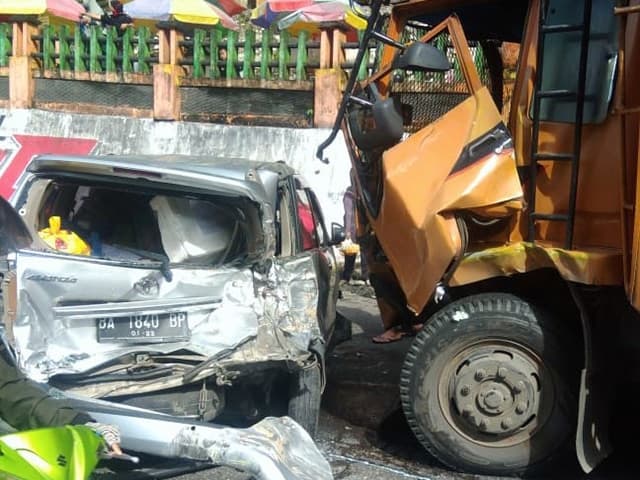 KECELAKAAN BERUNTUN: Truk menabrak sebuah minibus di Lembah Anai, Padang Panjang, Sumbar, Rabu (30/12). (PADEK.CO/JAWA POS GROUP) - Image