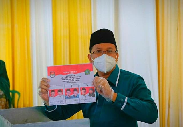 Gus Muhdlor di tempat pemungutan suara untuk Pilkada Sidoarjo. (Tim Gus Muhdlor for JawaPos.com) - Image