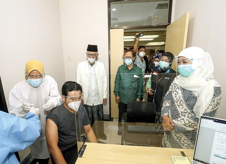 GAME CHANGER: Gubernur Khofifah Indar Parawansa (kanan) bersama Ketua MUI KH Miftahkhul Akhyar (tiga dari kiri) meninjau simulasi vaksinasi Covid-19 di RSI Jemursari, Surabaya, kemarin. (DIPTA WAHYU/JAWA POS) - Image