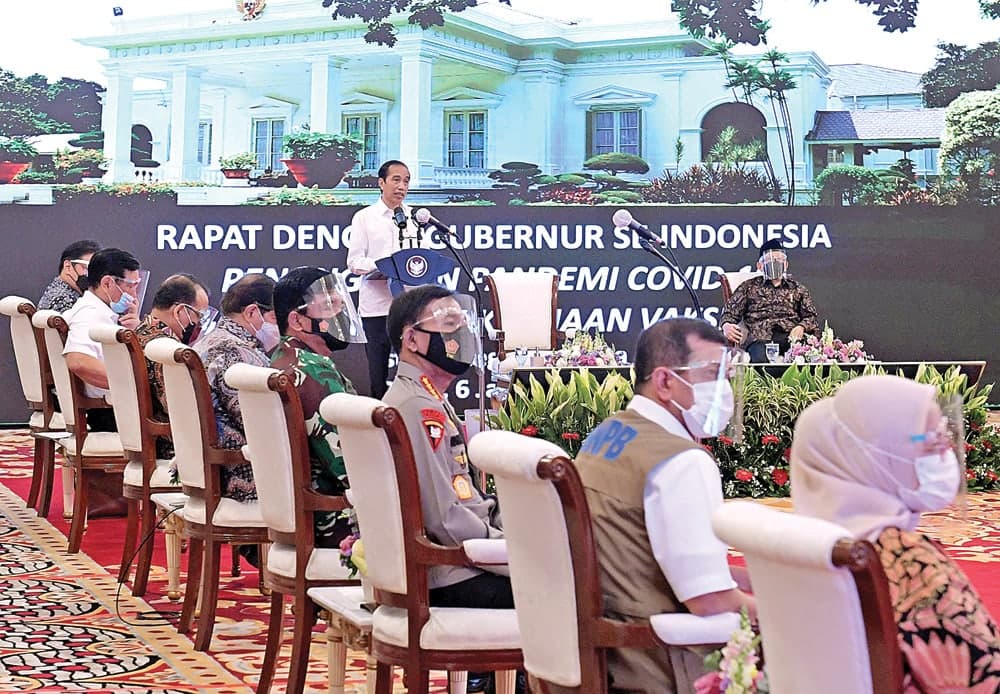 KOORDINASI: Presiden Joko Widodo saat rapat penanganan pandemi Covid-19 dan rencana pelaksanaan vaksinasi melalui virtual di Istana Negara, Jakarta, kemarin (6/1). (KRIS/SETPRES) - Image