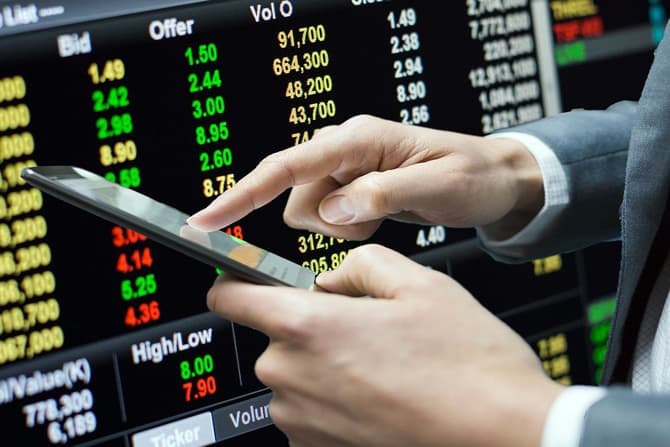 Ilustrasi Trader Forex tengah mengamati pergerakan harga mata uang dunia. - Image