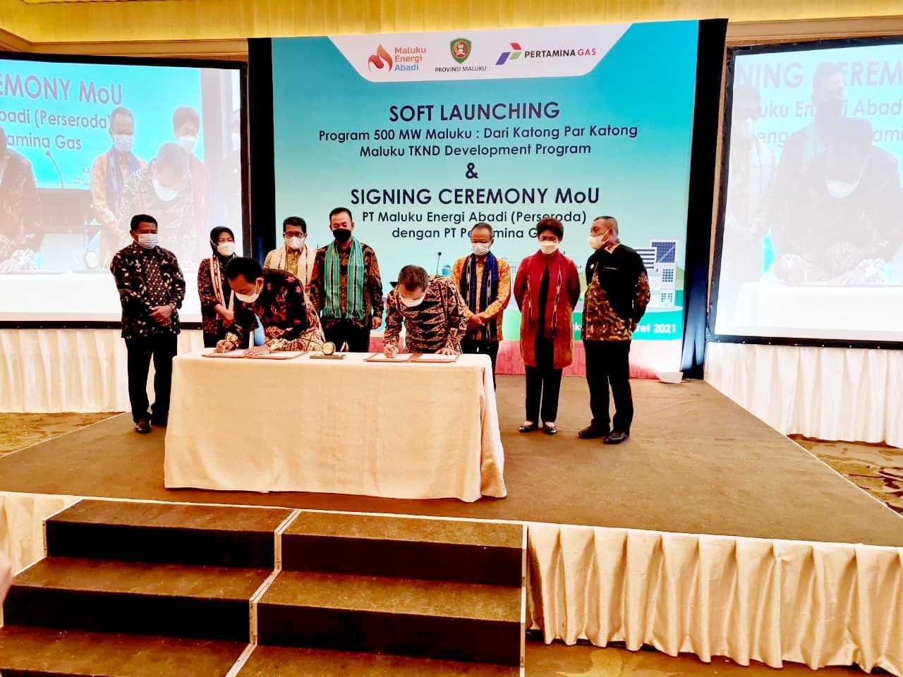 Direktur Utama Pertagas Wiko Migantoro menandatangani  MOU dengan Direktur Utama PT Maluku Energi Abadi (Perseroda), Musalam Latuconsina, untuk Rencana Kerjasama Pengembangan dan Pembangunan Infrastruktur Gas Bumi di Provinsi Maluku. - Image