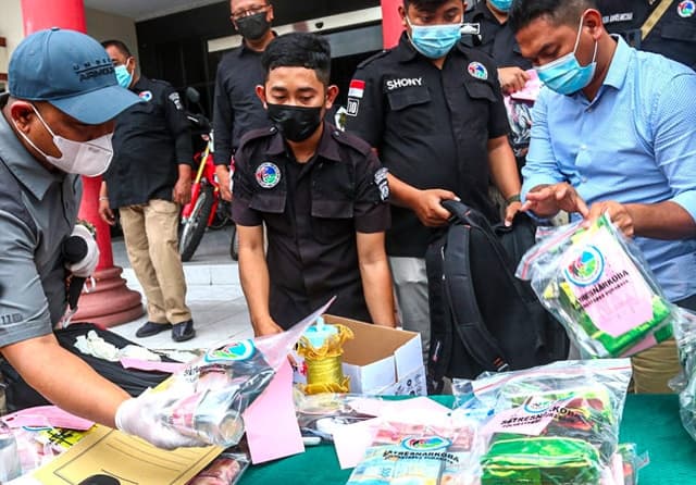 TERENDUS: Sabu-sabu seberat 8,5 kilogram disita polisi dari dua apartemen yang dijadikan safe house oleh tersangka. (Dimas Maulana/Jawa Pos) - Image