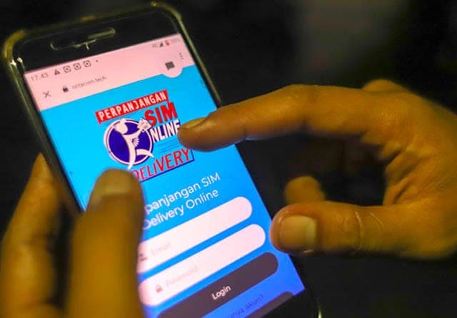 MEMANJAKAN: Aplikasi SIM Online Delivery memudah kan pemohon untuk mengurus perpanjangan SIM. (Allex Qomarulla/Jawa Pos) - Image